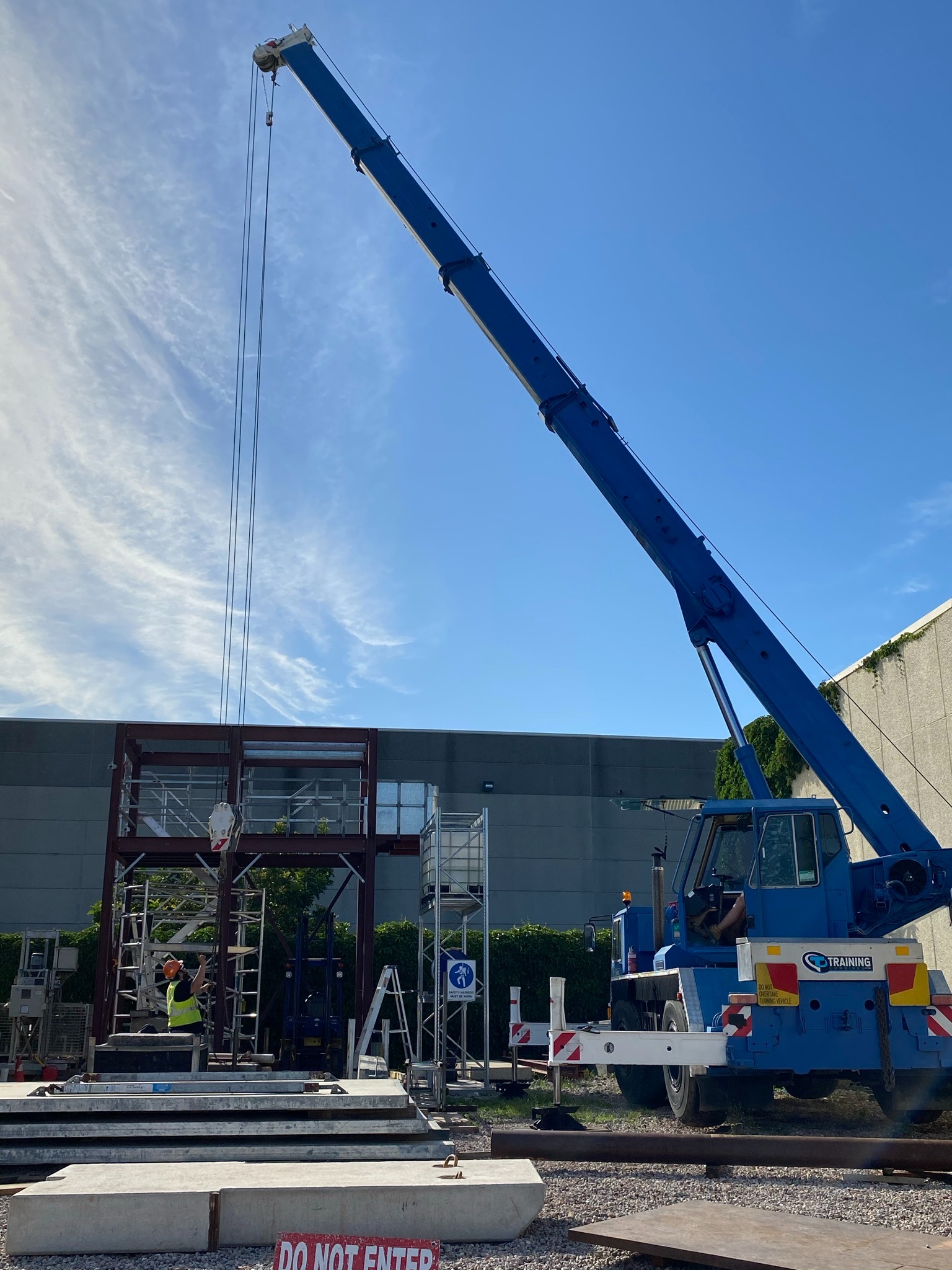 Slewing crane